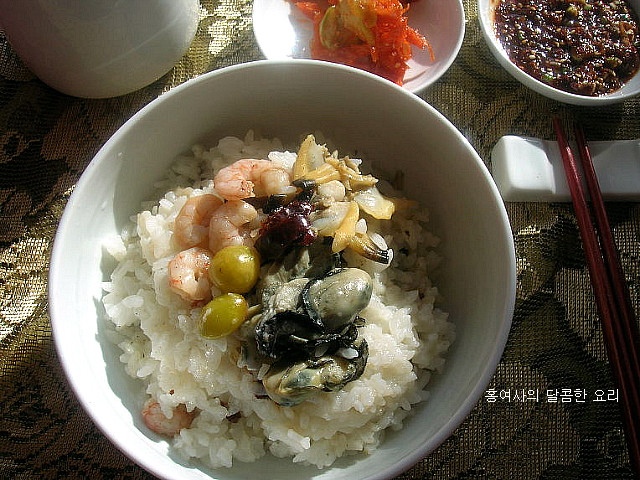 입 안에 바다가 출렁~뜨끈한 해물돌솥밥