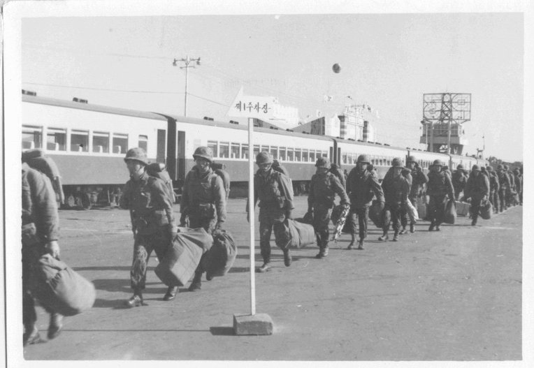 해병대상륙1사단 에서 포항역 임시특별열차에 승차(1970.12.)