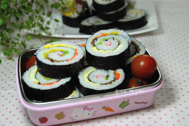 김밥 하나 들고 먹으면 커서 한참 먹는 회오리 롤 김밥