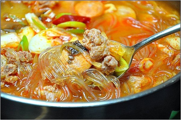 다른 반찬이 필요없는 션한맛의 소시지 김치찌개