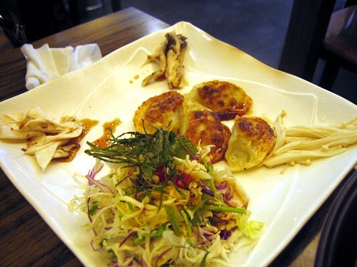 (일석삼조 버섯매운탕 신촌)얼큰한 맛의 버섯 매운 탕을 맛보아요.