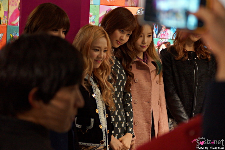 [PIC][02-31-2013]SNSD ghé thăm "Lotte Young Plaza" tại Myeongdong vào trưa nay - Page 2 1747A64C50E405E80DE606