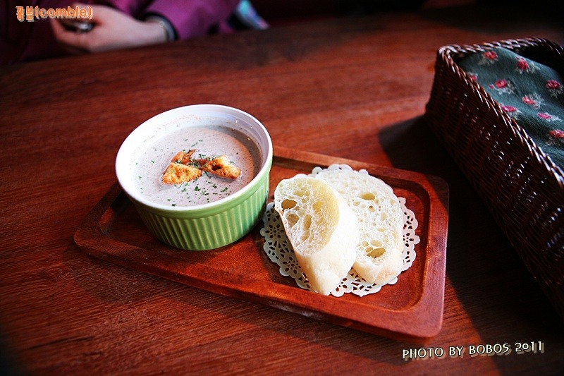 [송도맛집/꽁블]빈티지 하우스풍의 멋진 공간에서 와인과 스테이크를 즐기다.