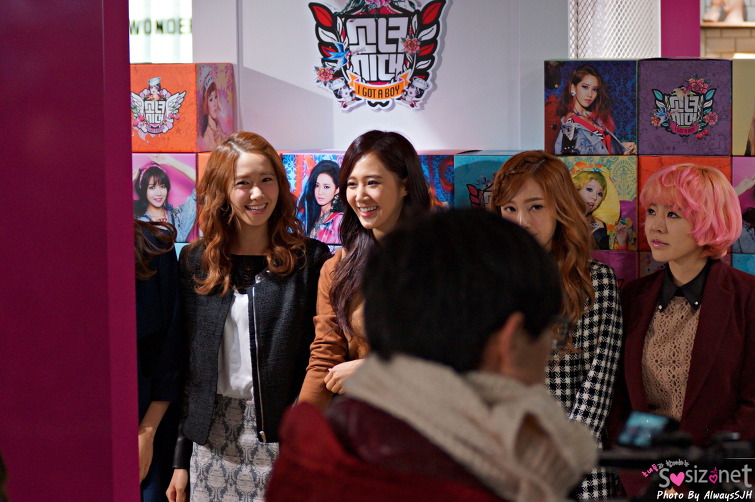 [PIC][02-31-2013]SNSD ghé thăm "Lotte Young Plaza" tại Myeongdong vào trưa nay - Page 2 2124284E50E405E1166CF9