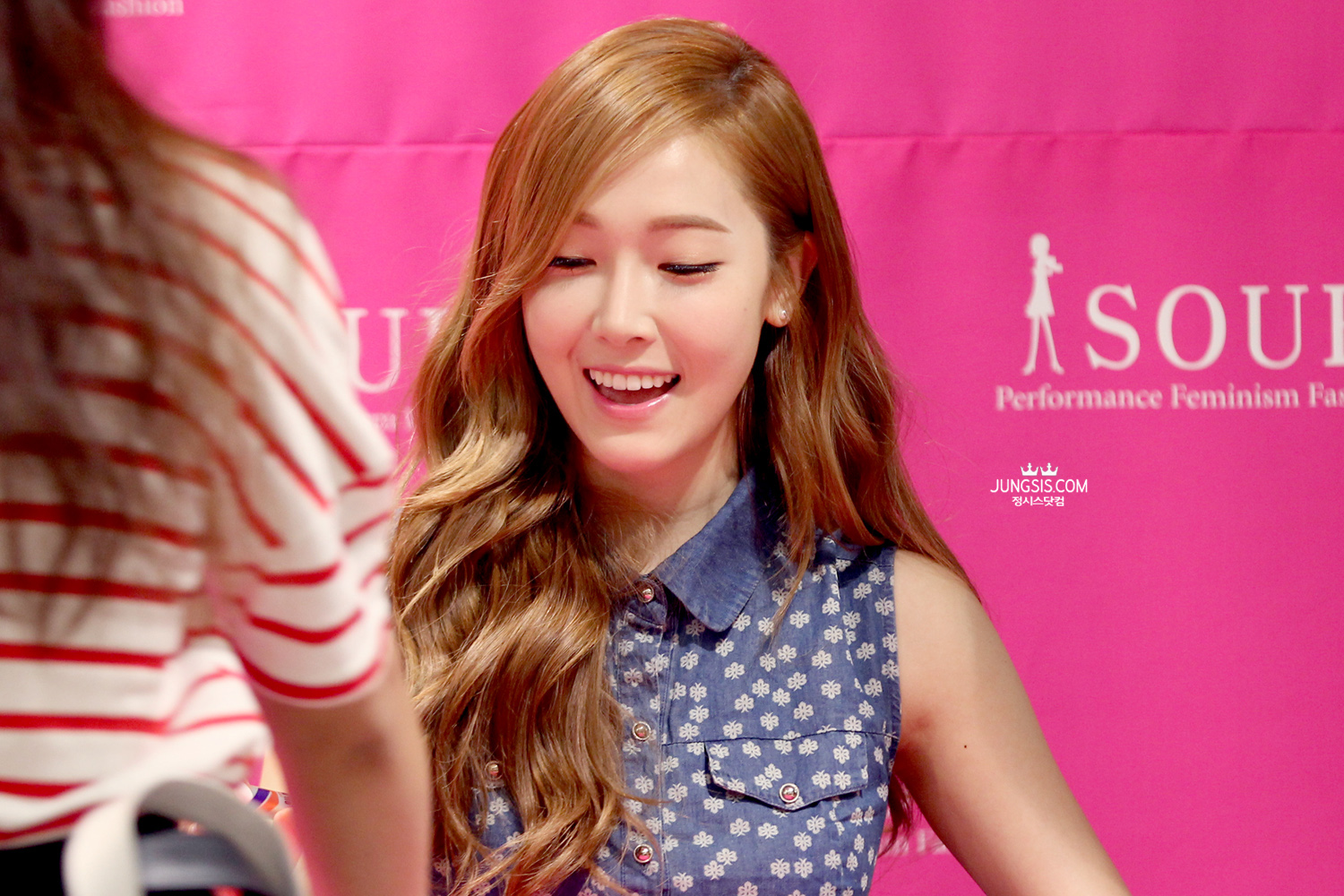 [PIC][04-04-2014]Jessica tham dự buổi fansign cho thương hiệu "SOUP" vào trưa nay - Page 3 2310CD4353A448710D87E9