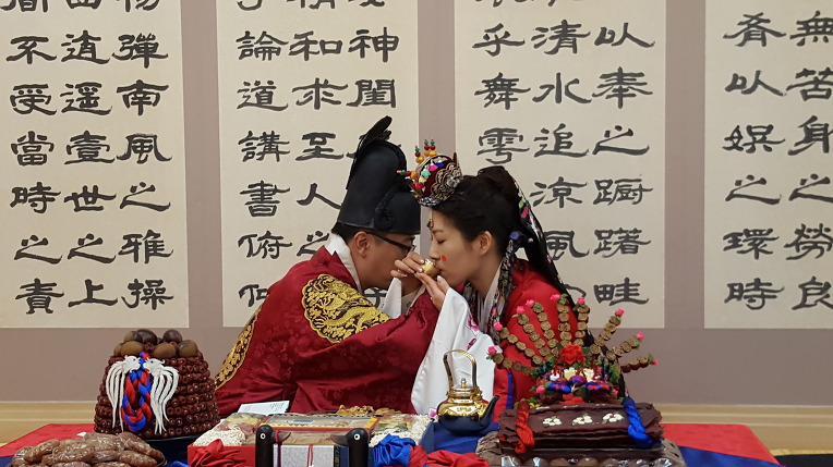 폐백(幣帛)올리면서 사진