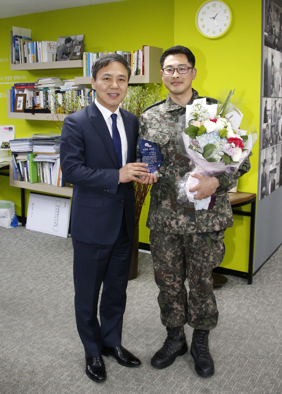 사고현장에서 인명을 구조한 육군장병,‘의로운 시민상’수여