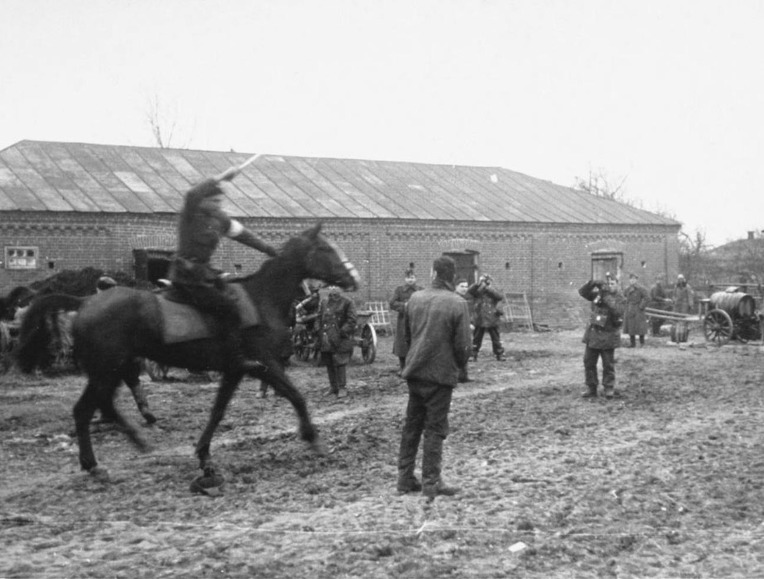코사크 기병의 소련 빨치산 처형 - Russian Cossacks cavalry Wehrmacht police man execution of soviet partisan