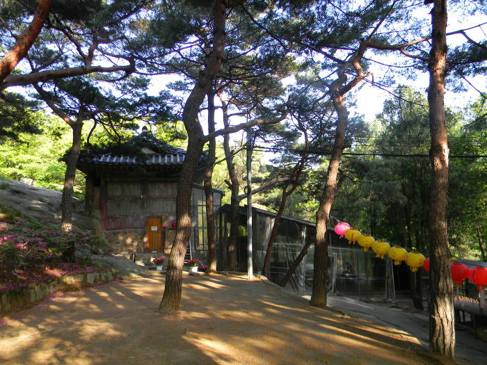 아차산 영화사의 오래된 보물이자 밥줄, 미륵석불입상 (미륵전, 오색연등이 걸린 숲길, 대웅전)