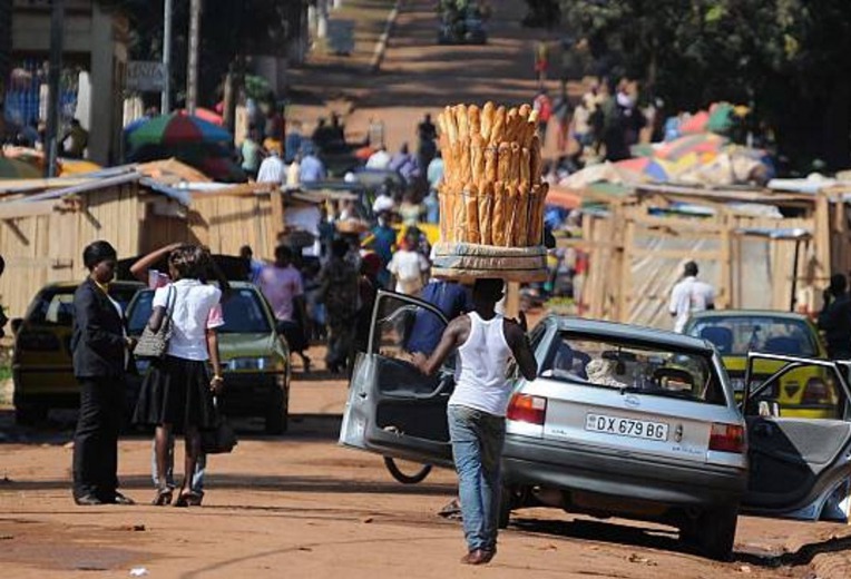 중앙 아프리카 공화국 방기 거리의 바게트 장수들 - Central African Republic Bangui street baguette seller