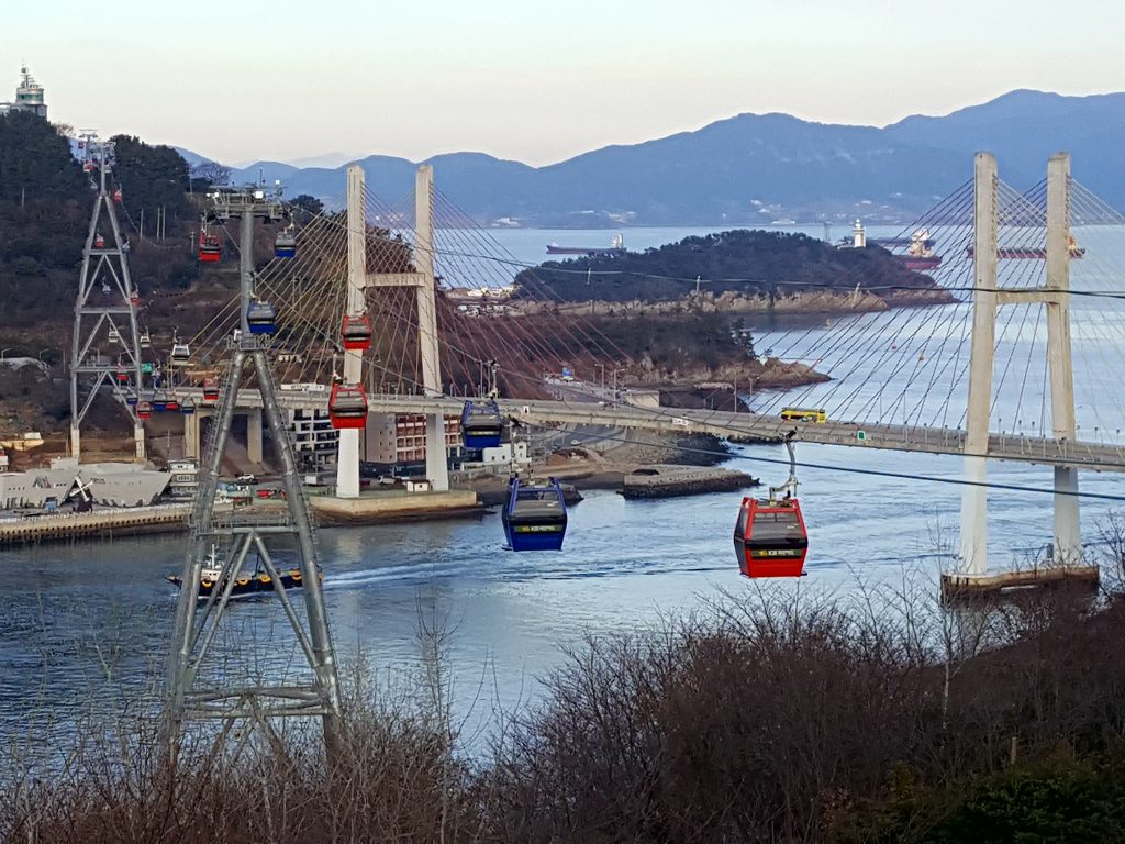 남해바다 여수여행 오동도에서 돌산까지 바다 위로 날아가는 여수해상케이블카